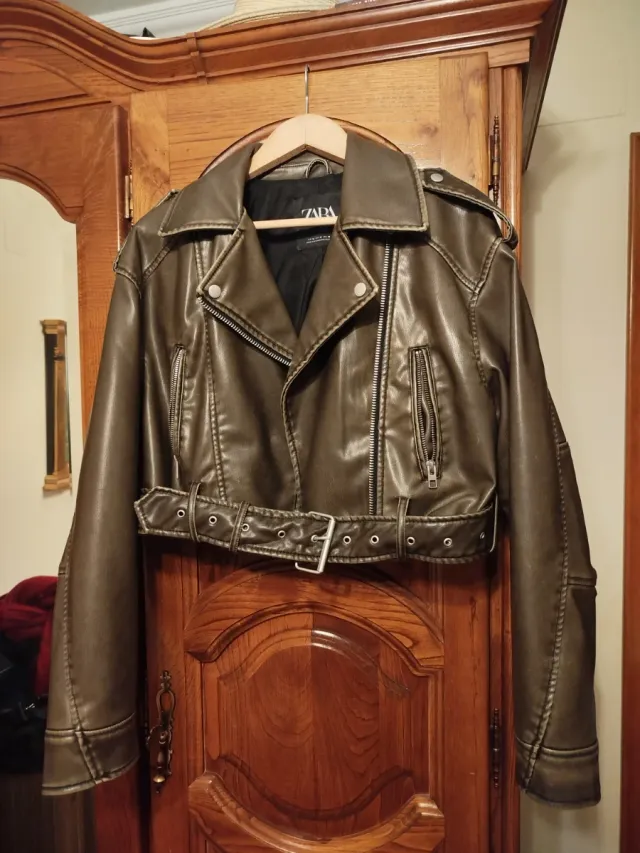 Chaqueta Zara verde oliva