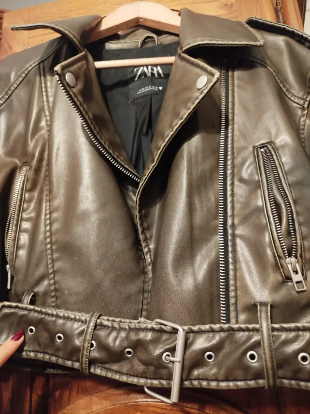 Chaqueta Zara verde oliva