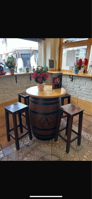 Mesa barril con 4 taburetes