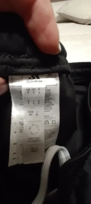 Pantalón corto Adidas negro. Talla S