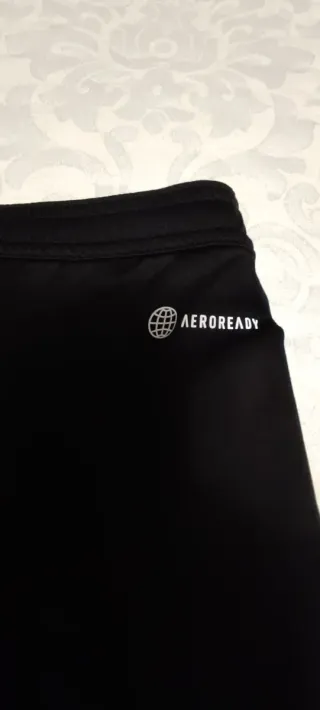 Pantalón corto Adidas negro. Talla S