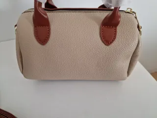 Bolso de mano beige y marrón