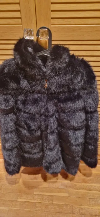 Abrigo negro de pelo sintético