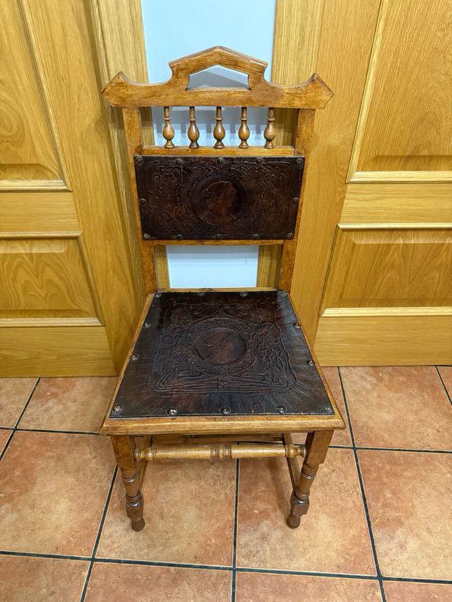 Silla Castellana Antigua Cuero y Madera
