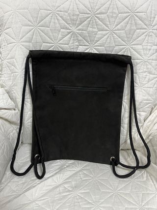 Mochila de piel negra con cremallera