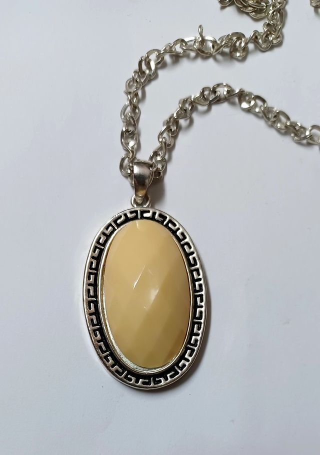 Ciondolo ovale in pietra nude con catena
