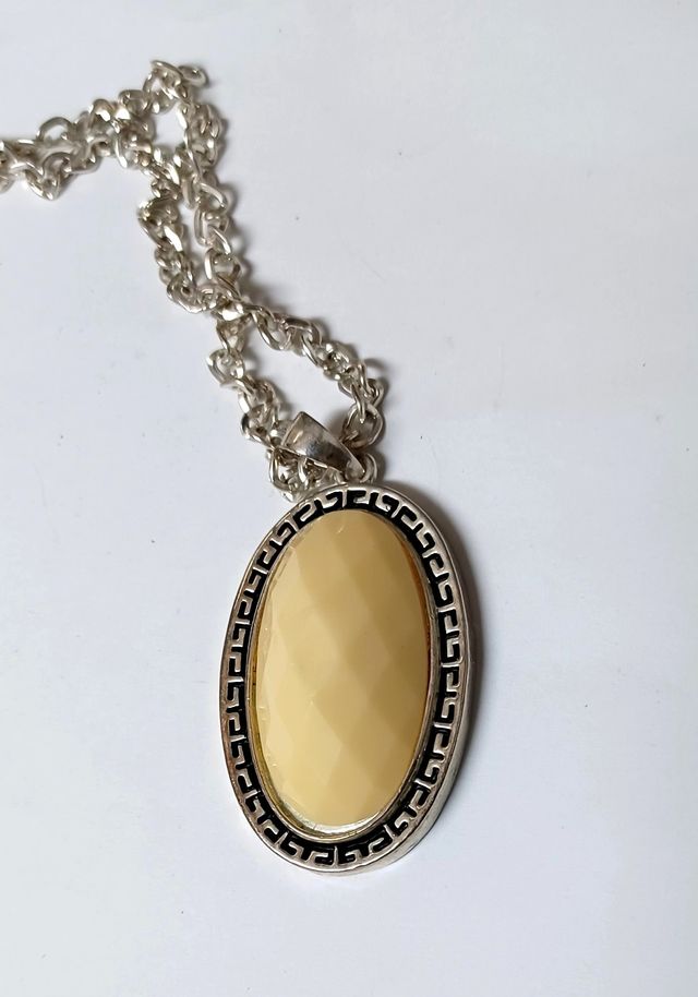 Ciondolo ovale in pietra nude con catena