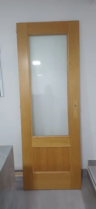 Puerta de madera con cristal