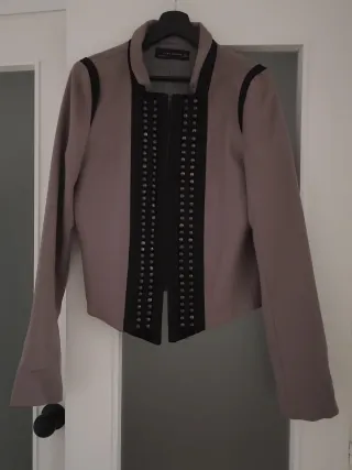 Chaqueta Zara Mujer Beige y Negra Tachuelas