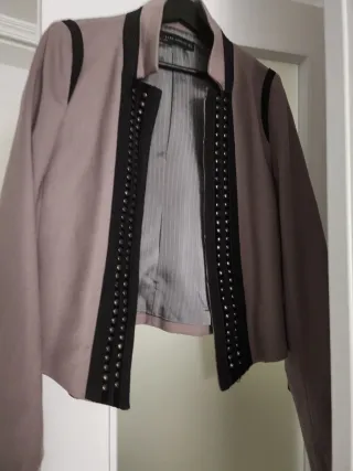 Chaqueta Zara Mujer Beige y Negra Tachuelas
