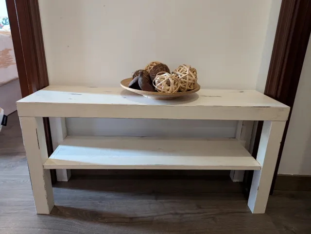 Mesa auxiliar IKEA blanca desgastada