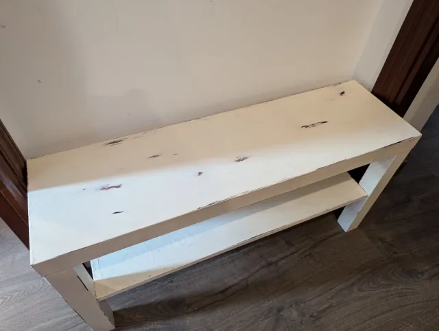 Mesa auxiliar IKEA blanca desgastada