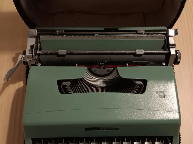 Máquina de escribir Olivetti Lettera 32