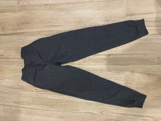 Pantalones deportivos grises oscuros