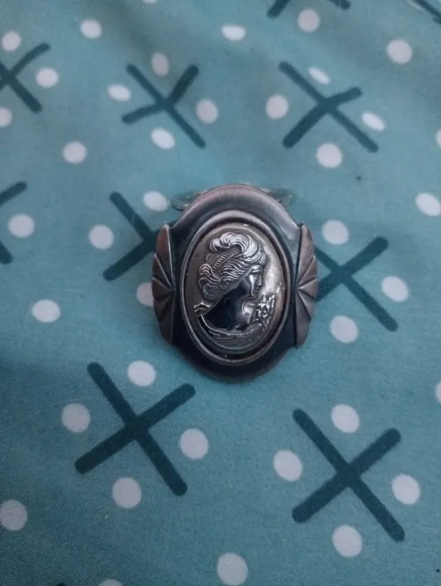 Joya antigua plata mujer perfil