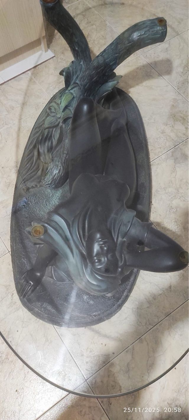 Mesa vintage cristal y metal figura mujer