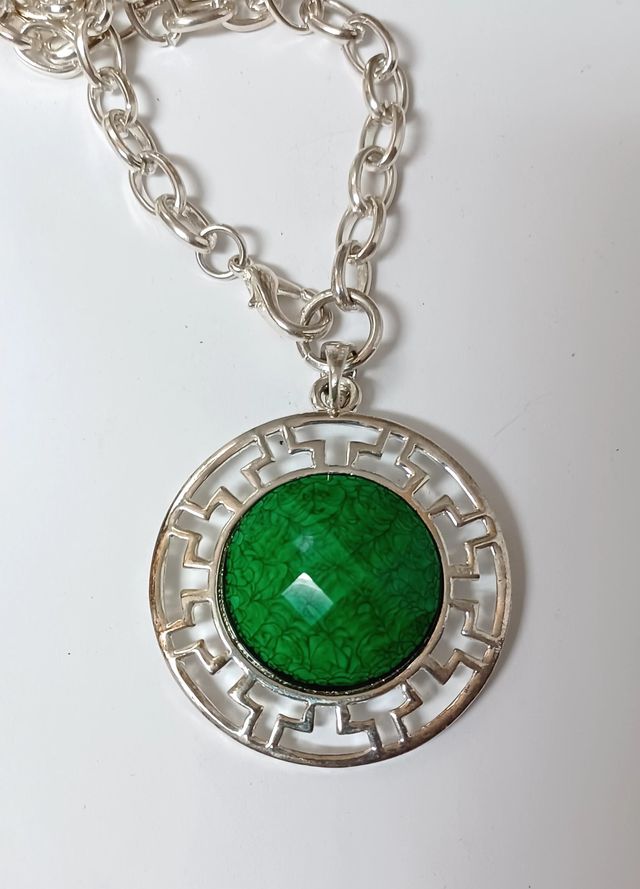 Ciondolo con pietra verde e catena