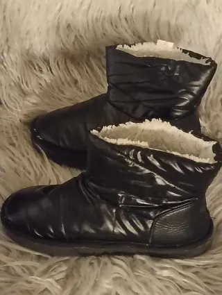 Botas Benetton niña negras con pelo. No envio