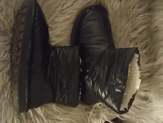 Botas Benetton niña negras con pelo. No envio