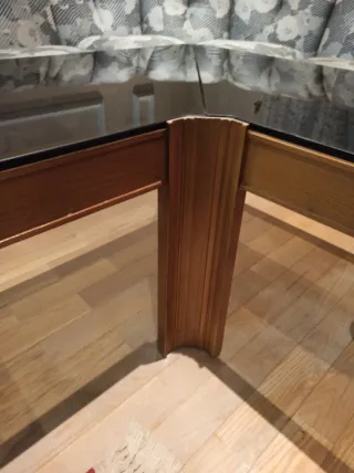 Tavolo basso in vetro e legno