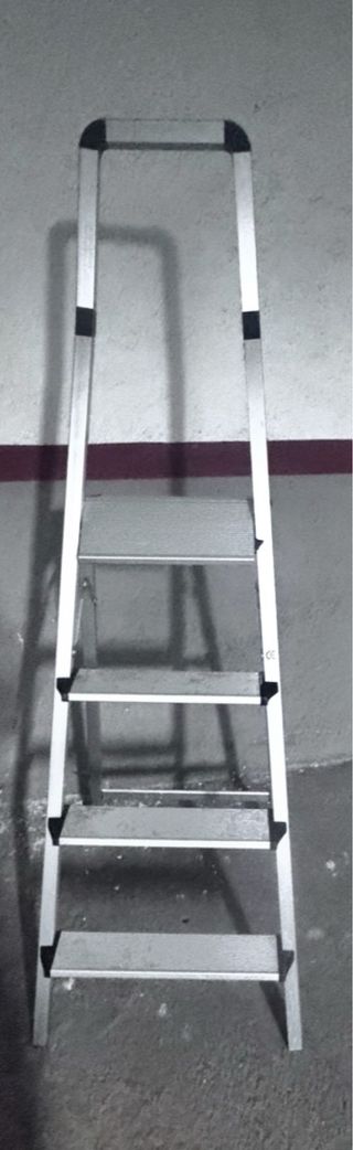 Escalera plegable de aluminio