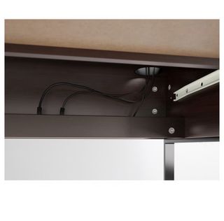 Escritorio negro con cajones y patas metálicas