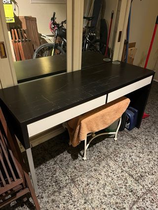 Escritorio negro con cajones y patas metálicas