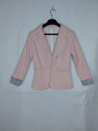 Americana rosa con puños estampados