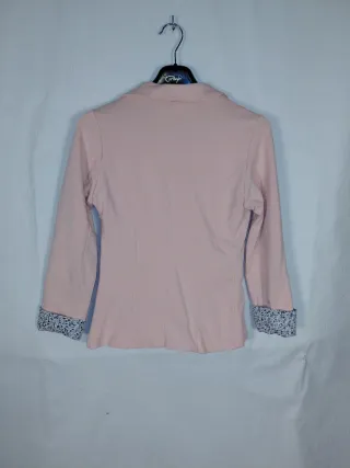 Americana rosa con puños estampados