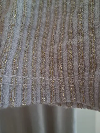 Vestido de invierno beige con hilos dorados