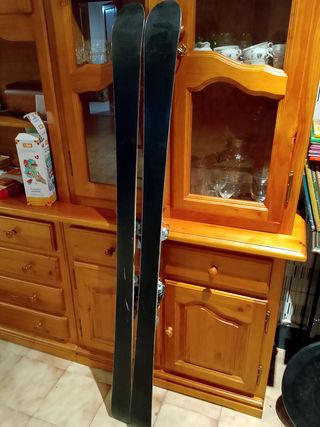 Esquís de travesía y botas.