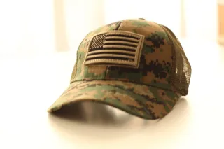 Gorra estilo militar con bandera USA