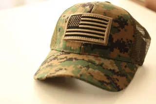 Gorra estilo militar con bandera USA