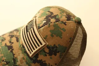 Gorra estilo militar con bandera USA