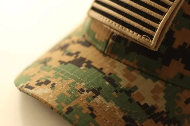 Gorra estilo militar con bandera USA