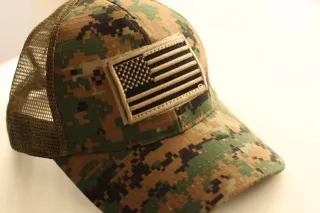 Gorra estilo militar con bandera USA