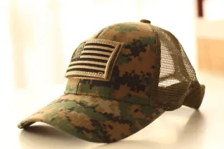 Gorra estilo militar con bandera USA