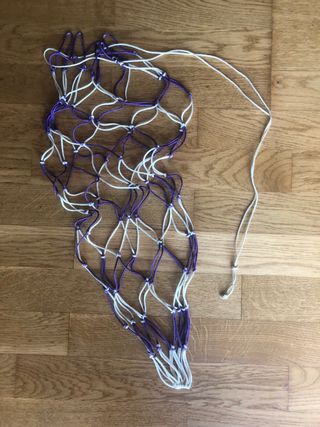 Red de baloncesto morada y blanca