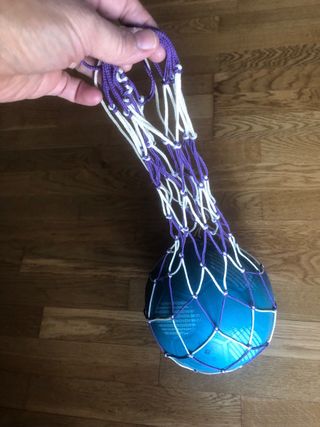 Red de baloncesto morada y blanca