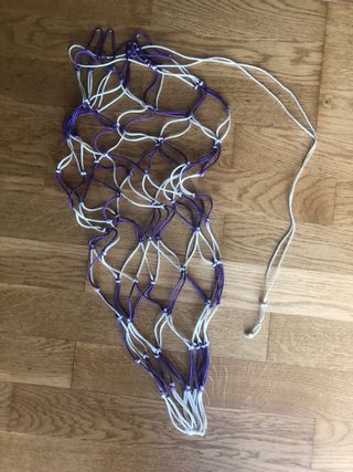 Red de baloncesto morada y blanca