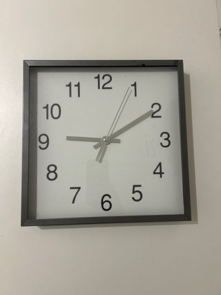 Reloj de pared cuadrado plateado