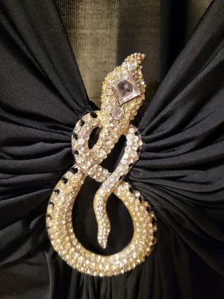 Vestido negro con detalle serpiente