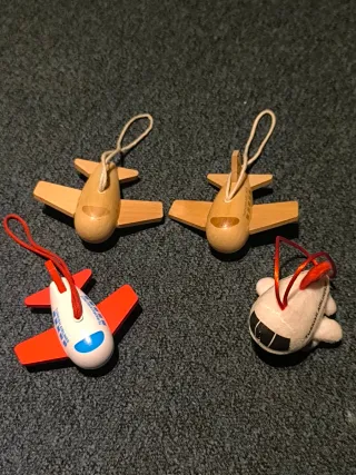 Aviones de madera y algodon decorativos