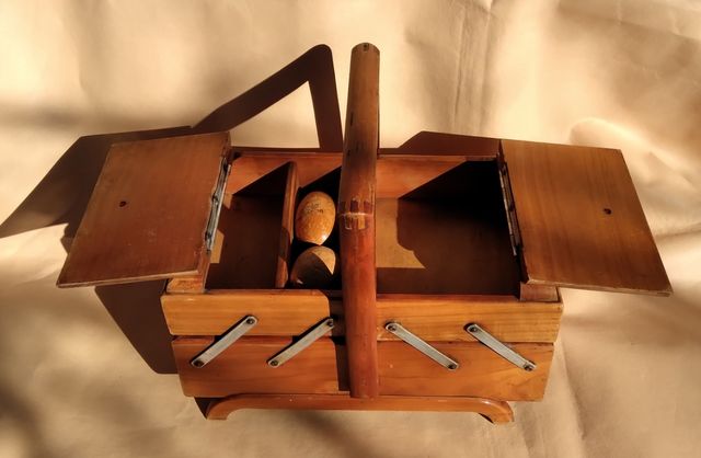 Scatola da cucito d"epoca in legno