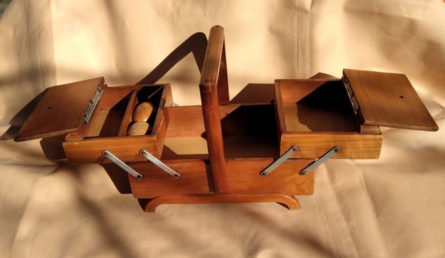 Scatola da cucito d"epoca in legno