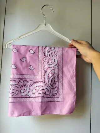 Bandana rosa con estampado paisley