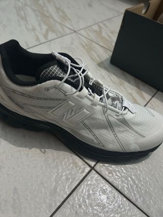 Caja New Balance Gris