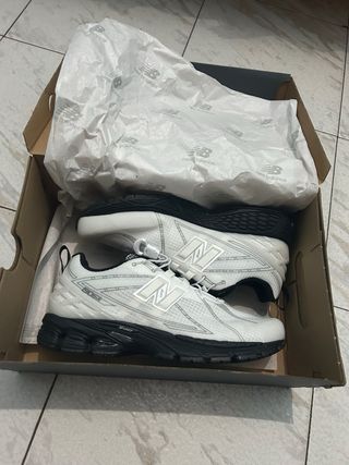 Caja New Balance Gris