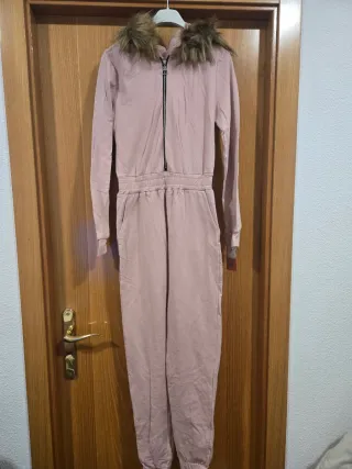 Mono rosa con capucha y pelo