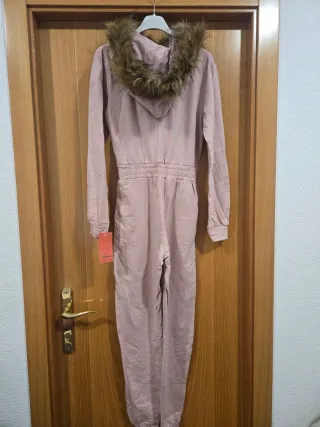 Mono rosa con capucha y pelo